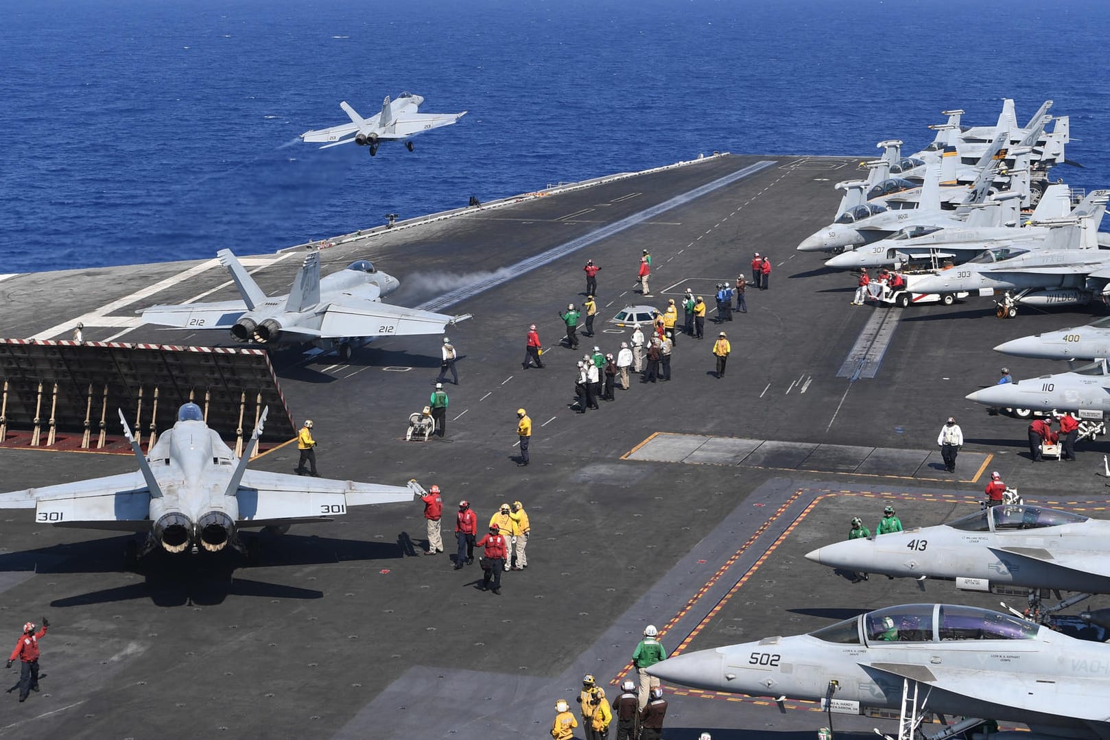 Ein Kampfflugzeug startet im östlichen Mittelmeer vom Deck des Flugzeugträgers USS Dwight D. Eisenhower zu einer Anti-IS-Operation in Syrien.