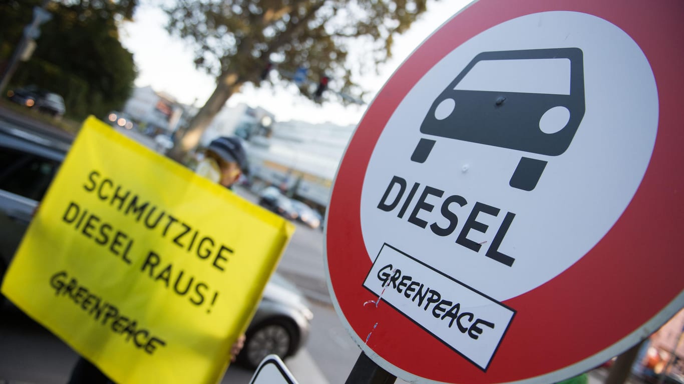 Viele Umweltaktivisten fordern ein Diesel-Fahrverbot.