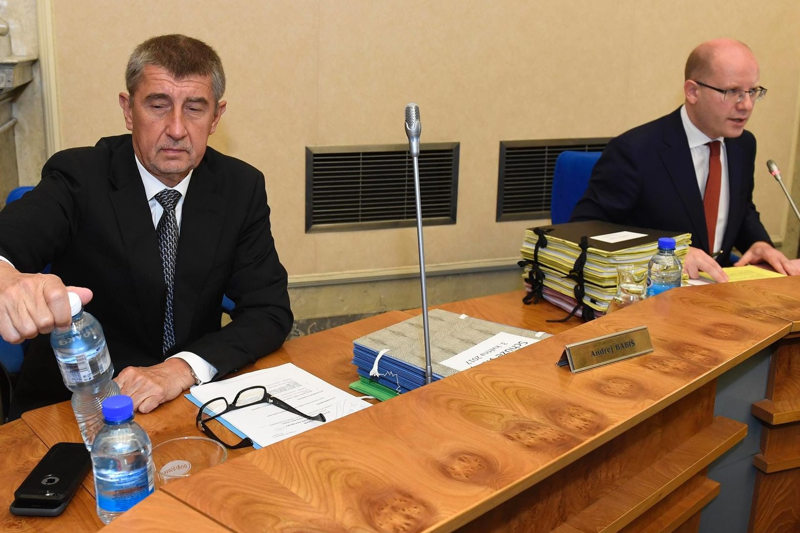 Bohuslav Sobotka (r) und Andrej Babis (l) haben sich überworfen.