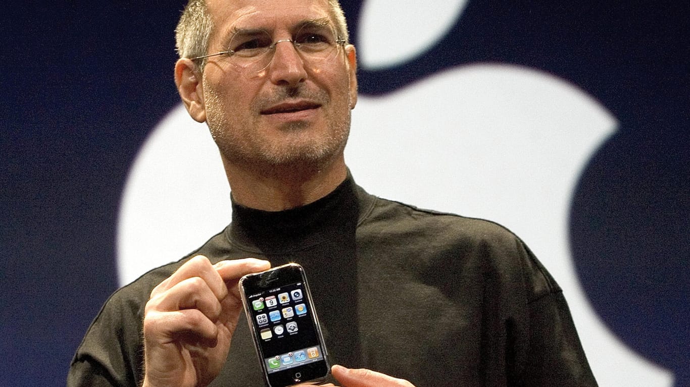 Steve Jobs zeigt das iPhone