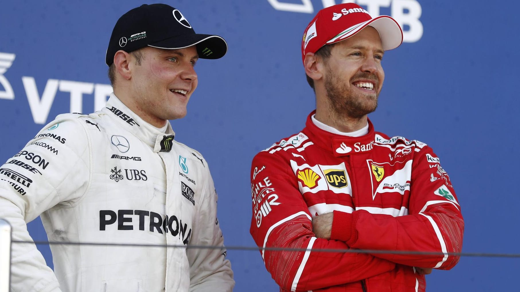 Sebastian Vettel (r.) könnte bei Mercedes im Gespräch sein.