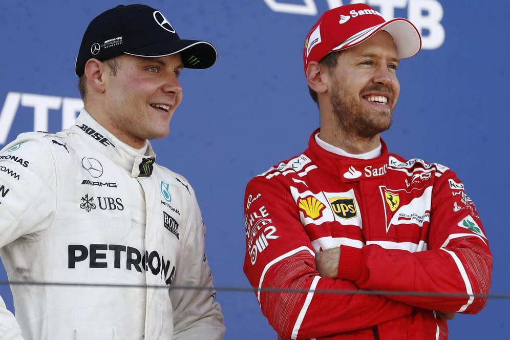 Sebastian Vettel (r.) könnte bei Mercedes im Gespräch sein.