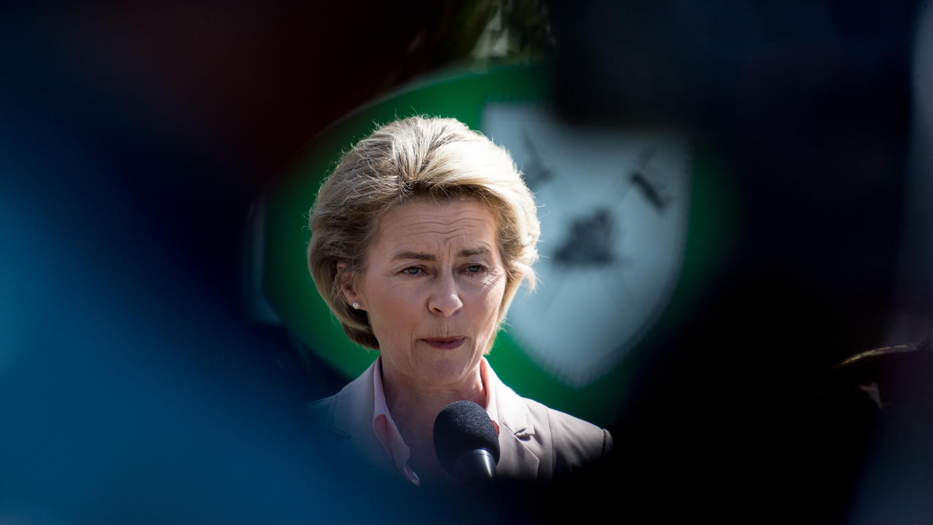 Bundesverteidigungsministerin von der Leyen bemüht sich um Aufklärung. Bundesverteidigungsministerin von der Leyen bemüht sich um Aufklärung.