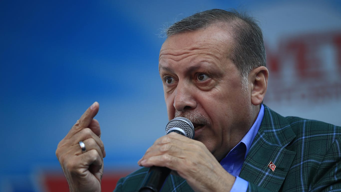 Die Regierung von Recep Tayyip Erdogan greift weiter hart gegen ihre Gegner durch.