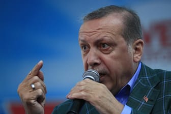 Die Regierung von Recep Tayyip Erdogan greift weiter hart gegen ihre Gegner durch.