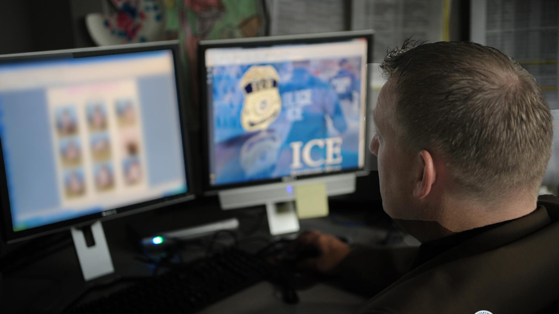 Ein US-Polizist recherchiert im Internet nach den Urhebern von Kinderpornografie. Ein US-Polizist recherchiert im Internet nach den Urhebern von Kinderpornografie.