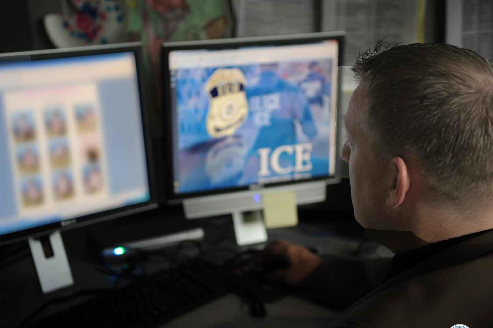 Ein US-Polizist recherchiert im Internet nach den Urhebern von Kinderpornografie.