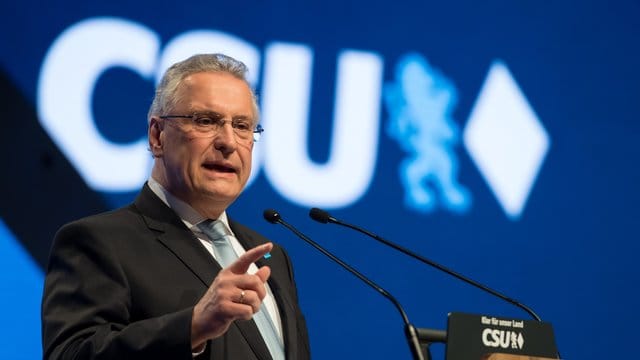 Die Spitzenkandidatur von Joachim Herrmann stößt bei den CSU-Anhängern auf eher positive Resonanz. Die Spitzenkandidatur von Joachim Herrmann stößt bei den CSU-Anhängern auf eher positive Resonanz.