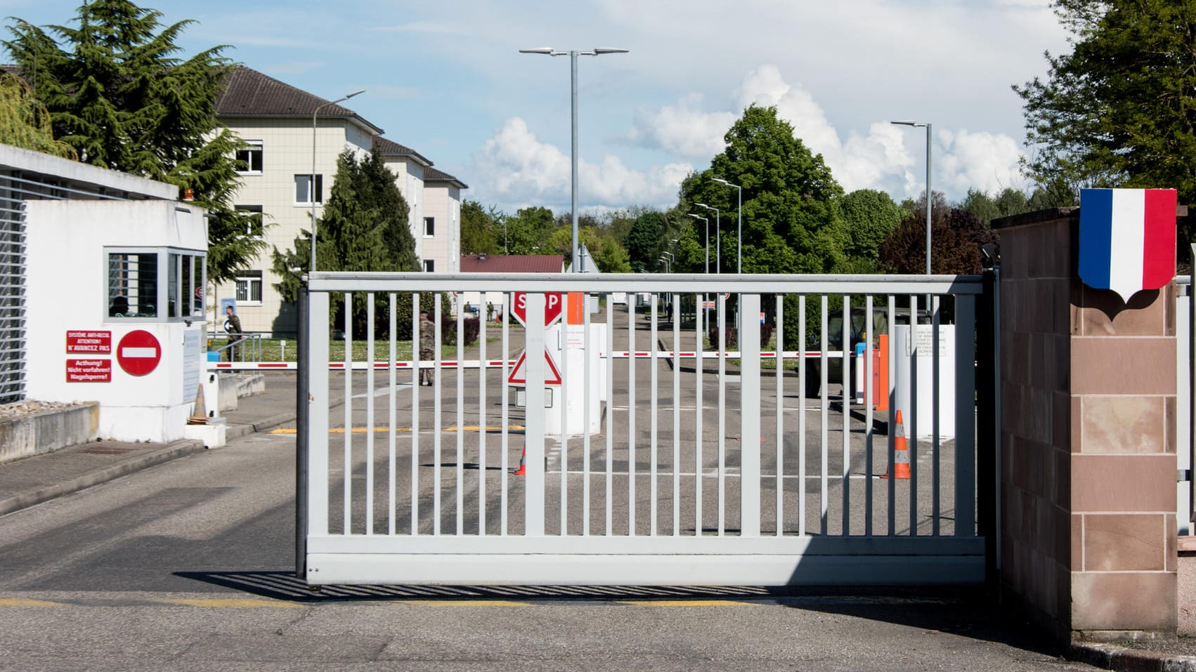 Die Außenansicht zeigt das Quartier Leclerc der Kaserne des Jägerbataillons 291 in Illkirch bei Straßburg (Frankreich). Dort war der terrorverdächtige Oberleutnant Franco A. stationiert.