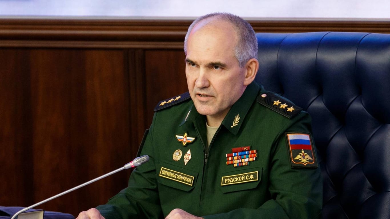 Vize-Generalstabschef Sergei Rudskoi stellt der Presse die Sicherheitszonen für Syrien vor.