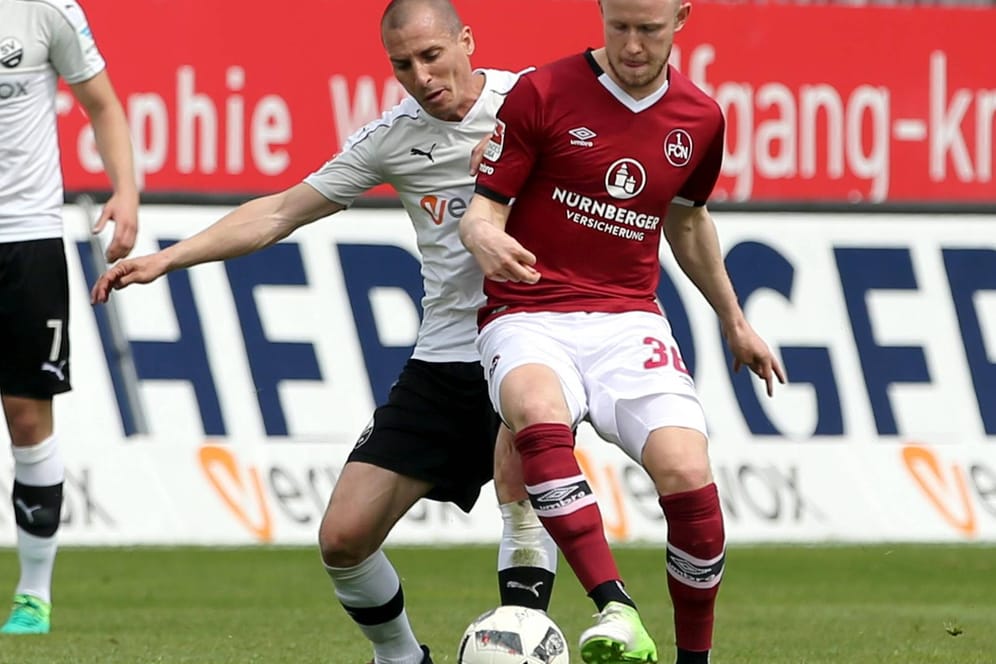 Stefan Kulovits (SV Sandhausen) und Cedric Teuchert (1. FC Nürnberg)