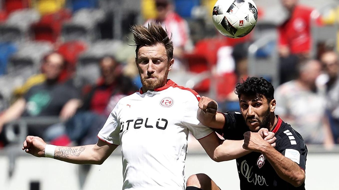 Fortunas Adam Bodzek gegen Würzburgs Elia Soriano.