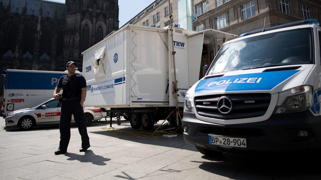 Ein Container des Technischen Hilfswerks (THW), der die Wache der Bundespolizei beherbergt, steht am auf dem Bahnhofsvorplatz in Köln. Ein Betrunkener hat bei der Bundespolizei die Sprinkleranlage ausgelöst und die Wache unter Wasser gesetzt.