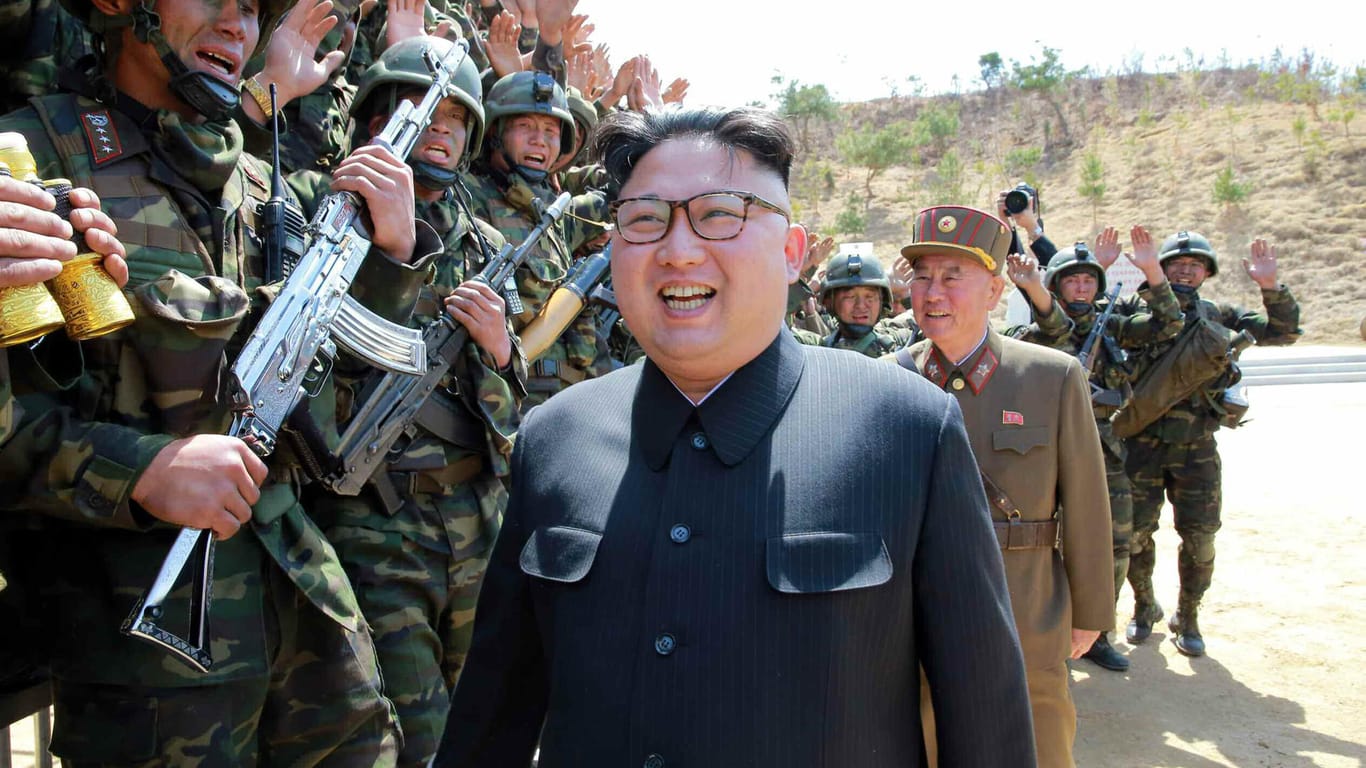 Nordkoreanische Soldaten begrüßen Staatschef Kim Jong Un während eines militärischen Wettbewerbes.