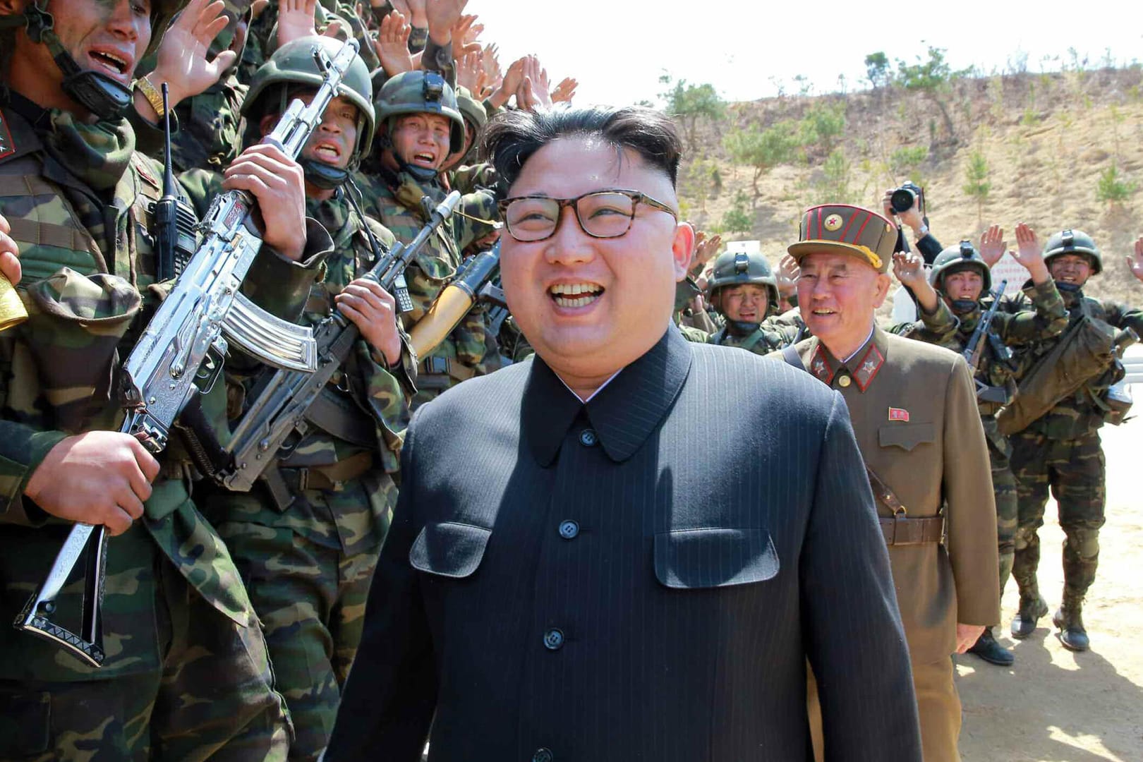 Nordkoreanische Soldaten begrüßen Staatschef Kim Jong Un während eines militärischen Wettbewerbes.