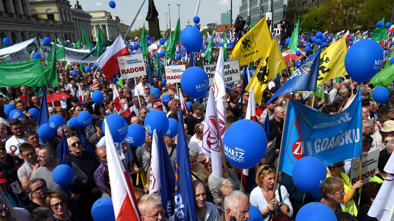 Oppositionsanhänger demonstrieren in Warschau.