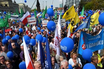 Oppositionsanhänger demonstrieren in Warschau.