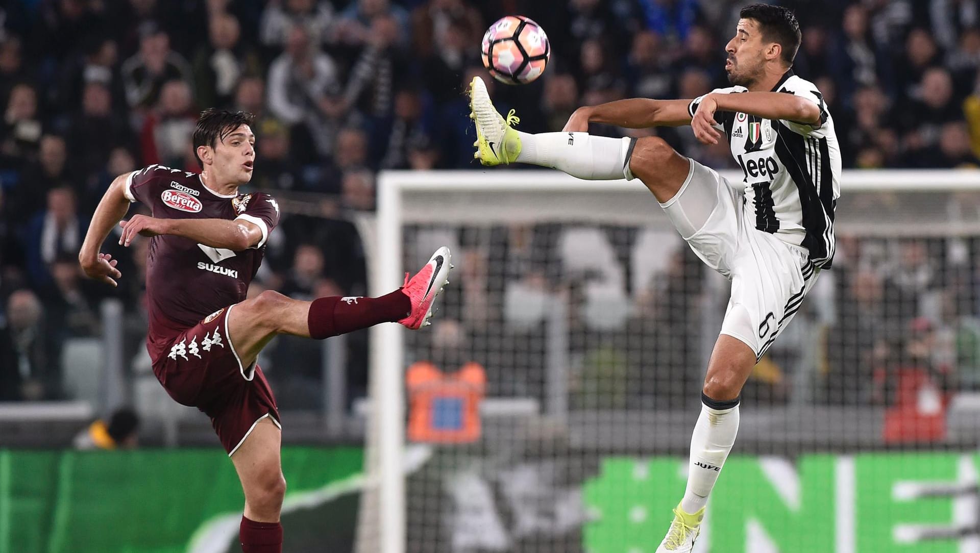 Sami Khedira (r.) im Zweikampf mit Lucas Boye.