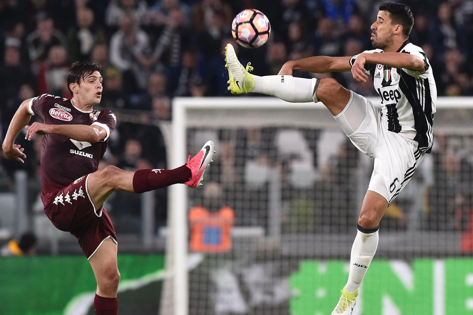 Sami Khedira (r.) im Zweikampf mit Lucas Boye.