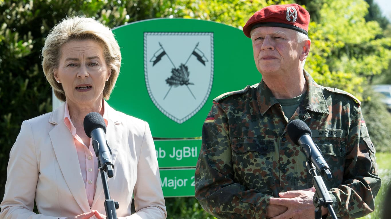Generalinspekteur Volker Wieker lässt nach den Skandalen der letzten Tage alle Bundeswehr-Kasernen durchsuchen.