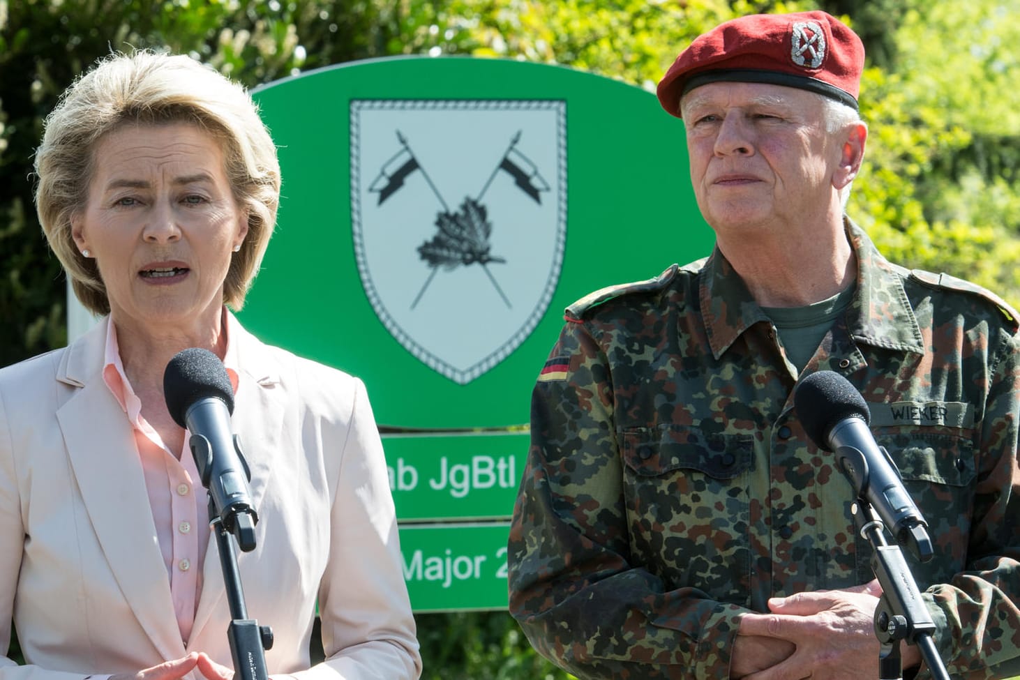 Generalinspekteur Volker Wieker lässt nach den Skandalen der letzten Tage alle Bundeswehr-Kasernen durchsuchen.