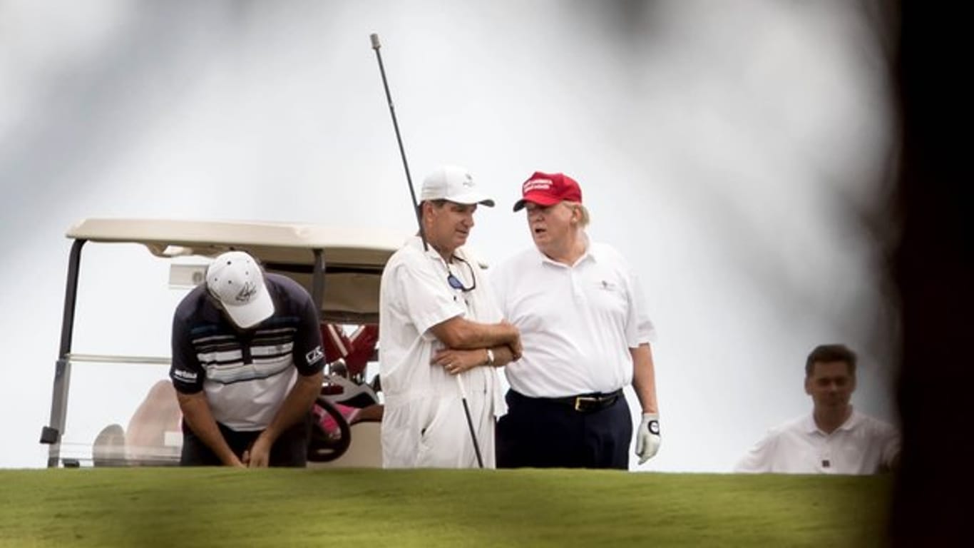 Schön, wenn man so viel Freizeit hat: Donald Trump während einer Runde Golf auf dem Trump International Golf Club in West Palm Beach.