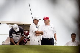 Schön, wenn man so viel Freizeit hat: Donald Trump während einer Runde Golf auf dem Trump International Golf Club in West Palm Beach.
