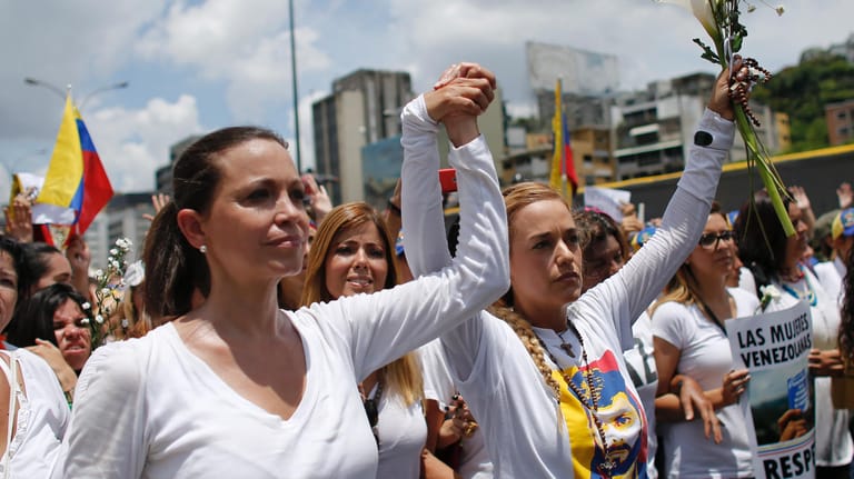 Oppositionspolitikerin Maria Corina Machado und Lilian Tintori auf dem Frauenmarsch in Venezuela.