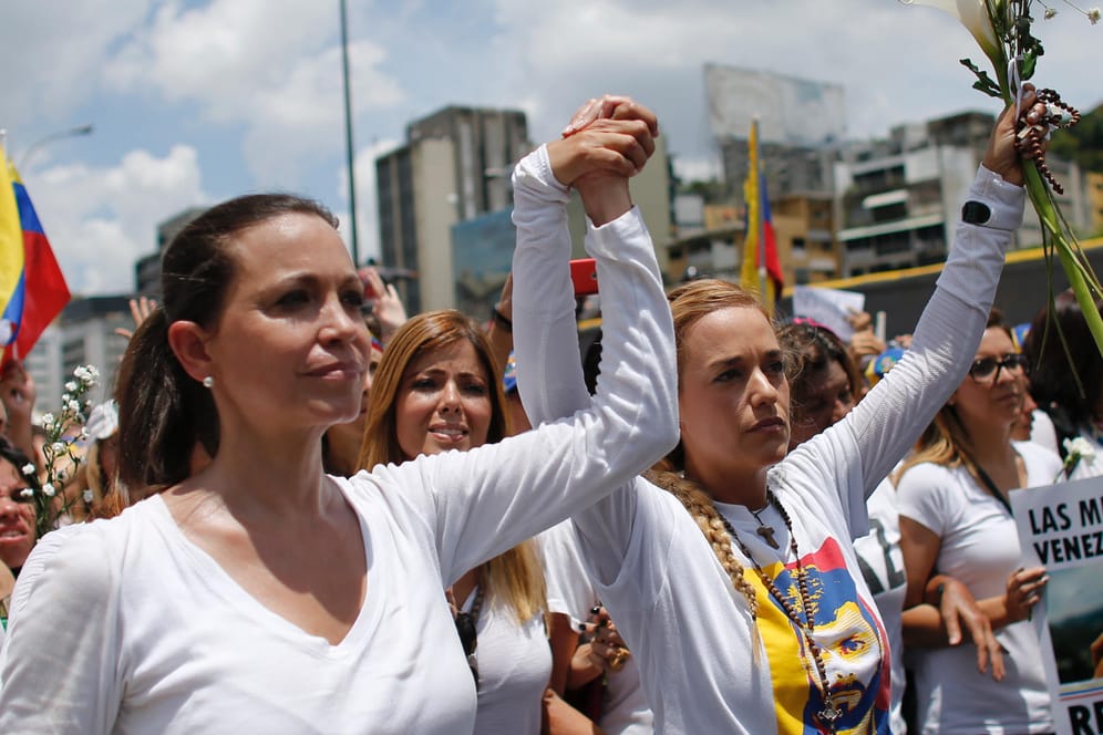 Oppositionspolitikerin Maria Corina Machado und Lilian Tintori auf dem Frauenmarsch in Venezuela.