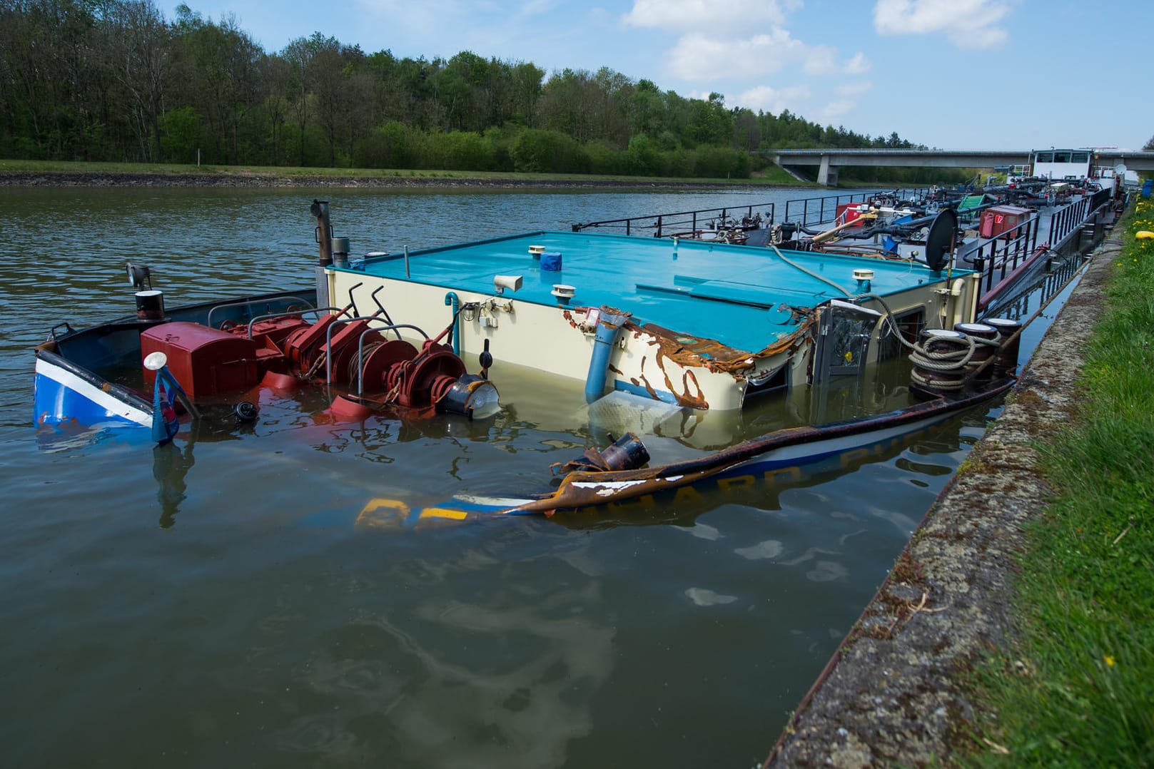 Tankschiffe fahren auf Elbe-Seitenkanal ineinander.