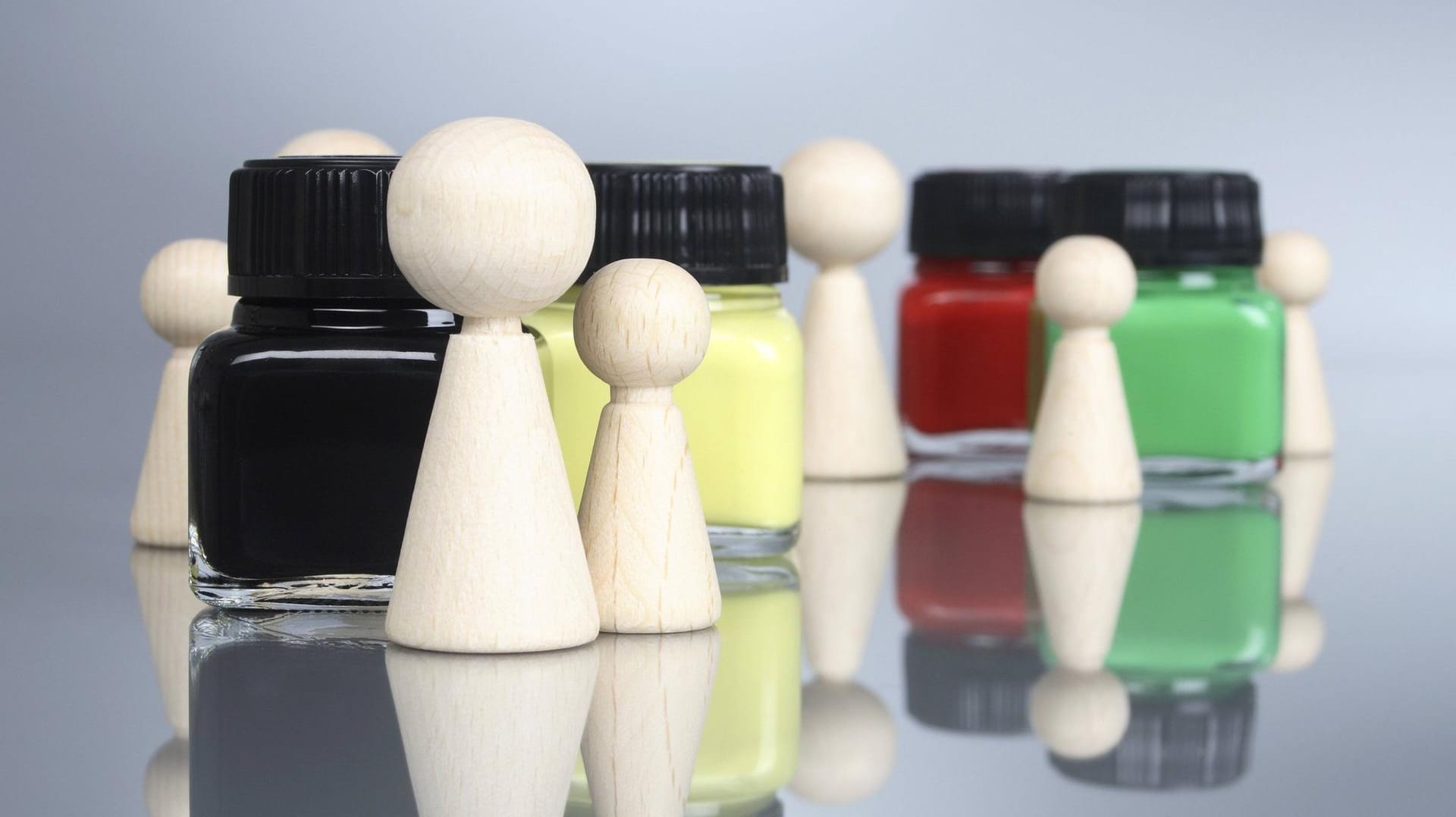 Flaschen mit Farbe und Spielfiguren in den Farbe der Jamaika-Koalition. Flaschen mit Farbe und Spielfiguren in den Farbe der Jamaika-Koalition.