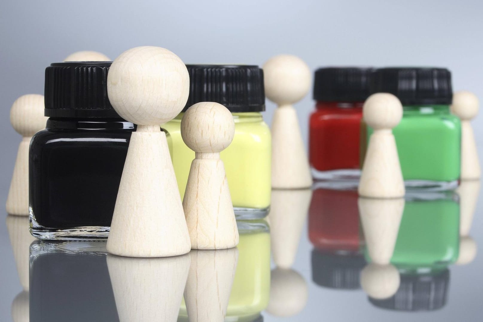 Flaschen mit Farbe und Spielfiguren in den Farbe der Jamaika-Koalition.