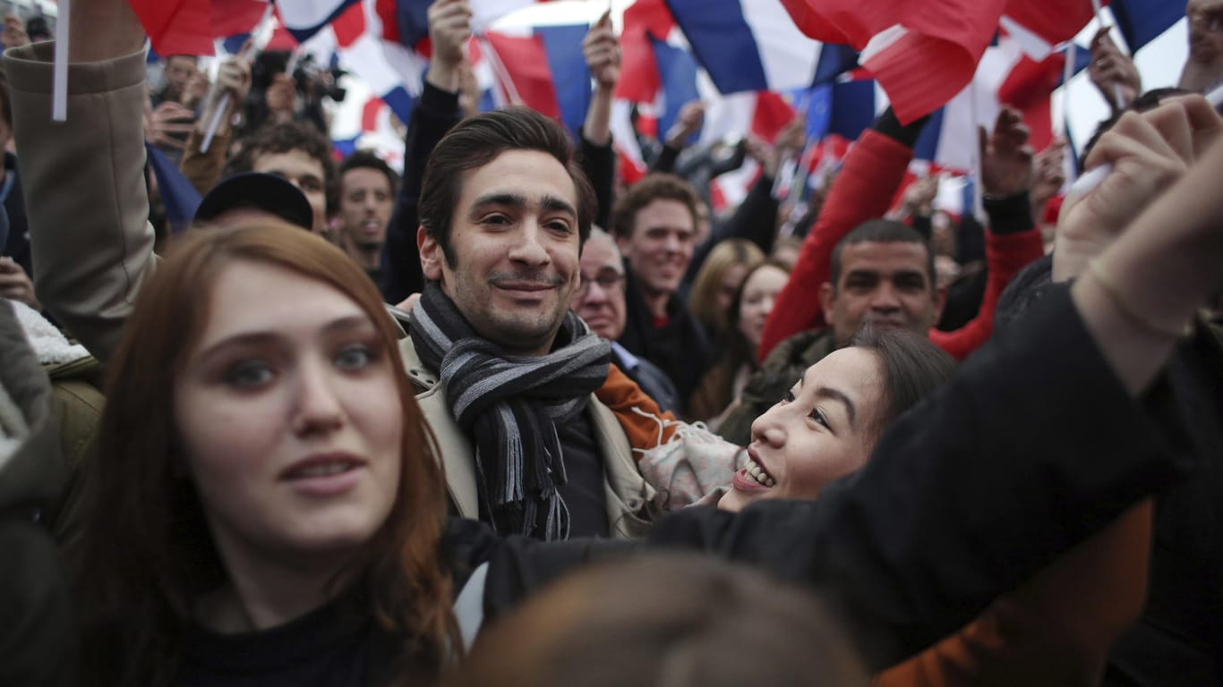 Franzosen feiern in Paris den Sieg von Emmanuel Macron.