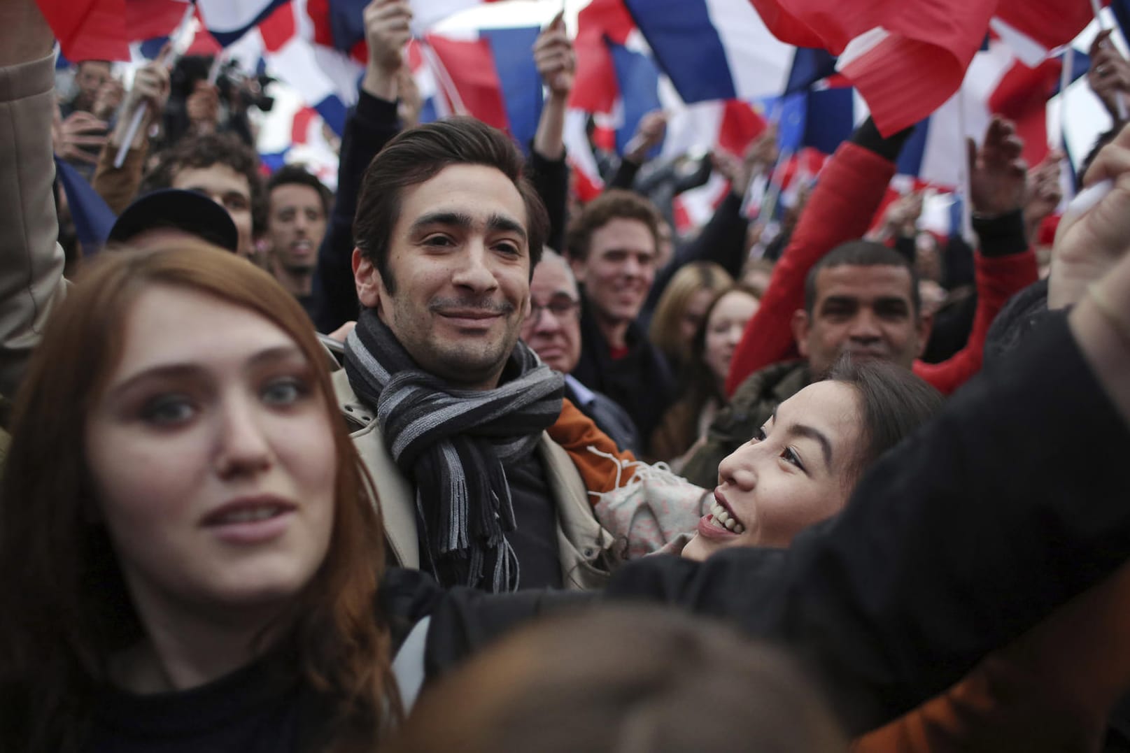 Franzosen feiern in Paris den Sieg von Emmanuel Macron.