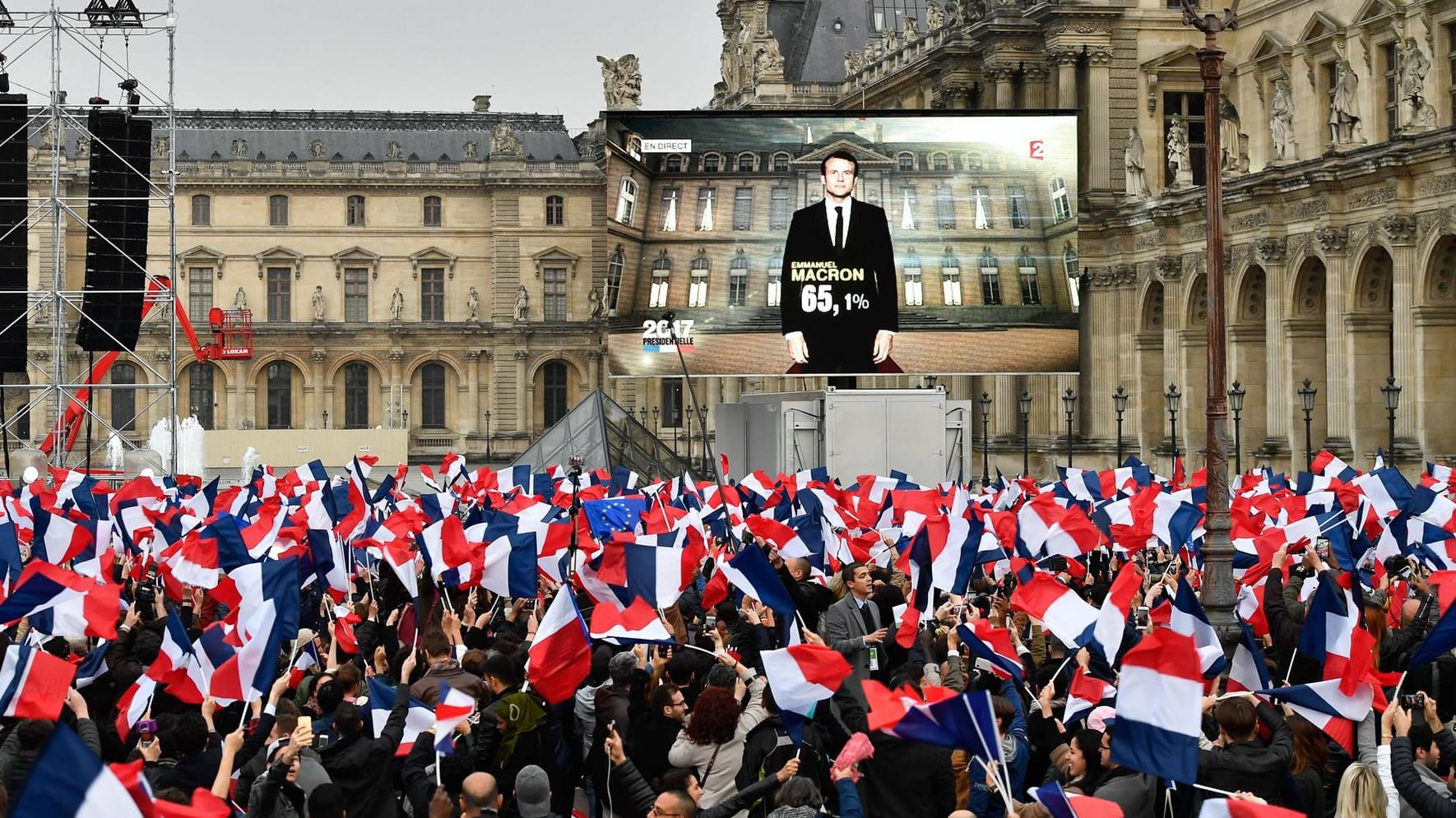 Die Anhänger von Emmanuel Macron feiern seinen Sieg bei den französischen Präsidentschaftswahlen vor dem Louvre in Paris. Die Anhänger von Emmanuel Macron feiern seinen Sieg bei den französischen Präsidentschaftswahlen vor dem Louvre in Paris.