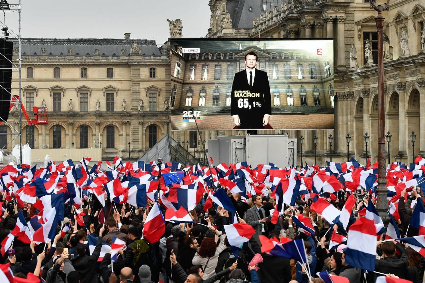 Die Anhänger von Emmanuel Macron feiern seinen Sieg bei den französischen Präsidentschaftswahlen vor dem Louvre in Paris.