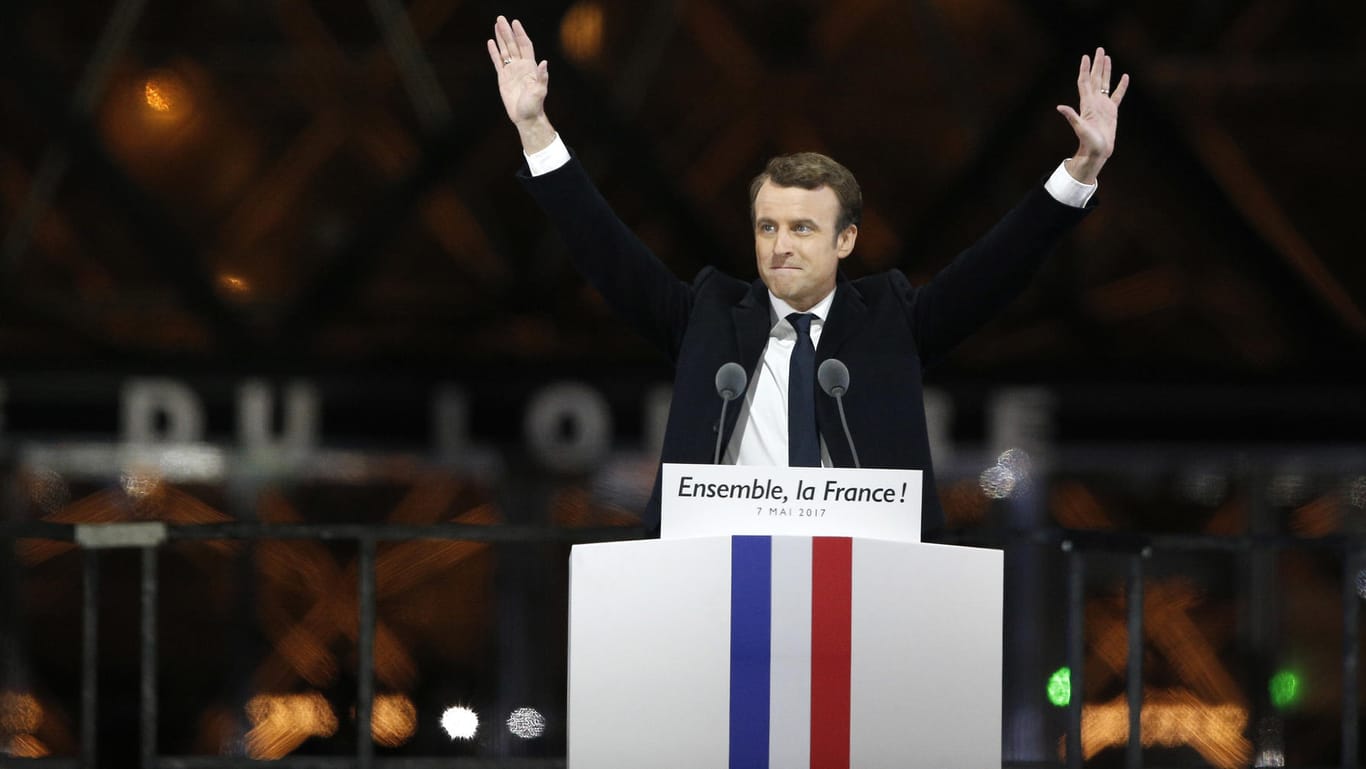Der sozialliberale Kandidat Emmanuel Macron winkt am 07.05.2017 in Paris, Frankreich, nach dem Sieg bei der Präsidentenwahl seinen Anhängern am Louvre zu. Macron konnte die Stichwahl um das Präsidentenamt in Frankreich gegen Le Pen von der Front National für sich entscheiden.
