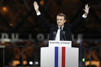 Der sozialliberale Kandidat Emmanuel Macron winkt am 07.05.2017 in Paris, Frankreich, nach dem Sieg bei der Präsidentenwahl seinen Anhängern am Louvre zu. Macron konnte die Stichwahl um das Präsidentenamt in Frankreich gegen Le Pen von der Front National für sich entscheiden.