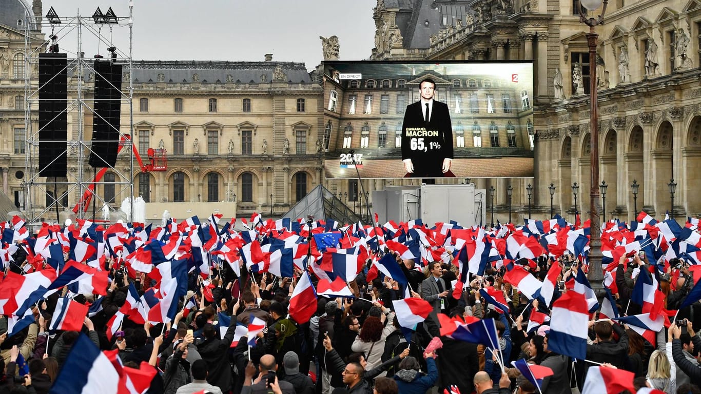 Die Anhänger von Emmanuel Macron feiern seinen Sieg bei den französischen Präsidentschaftswahlen vor dem Louvre in Paris.