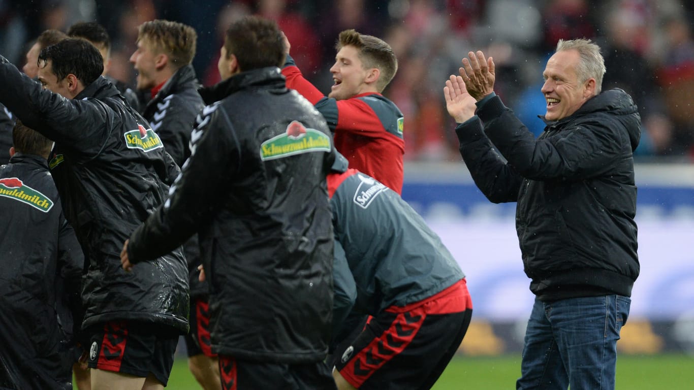 Die Freiburger Spieler und Trainer Christian Streich (r.) feierten nach dem Sieg ausgelassen mit ihren Fans.