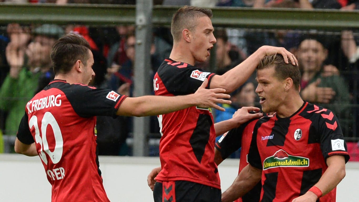Florian Niederlechner bejubelte mit Janik Haberer (M.) und Christian Günter (l.) seinen Treffer zum 2:0 gegen Schalke.
