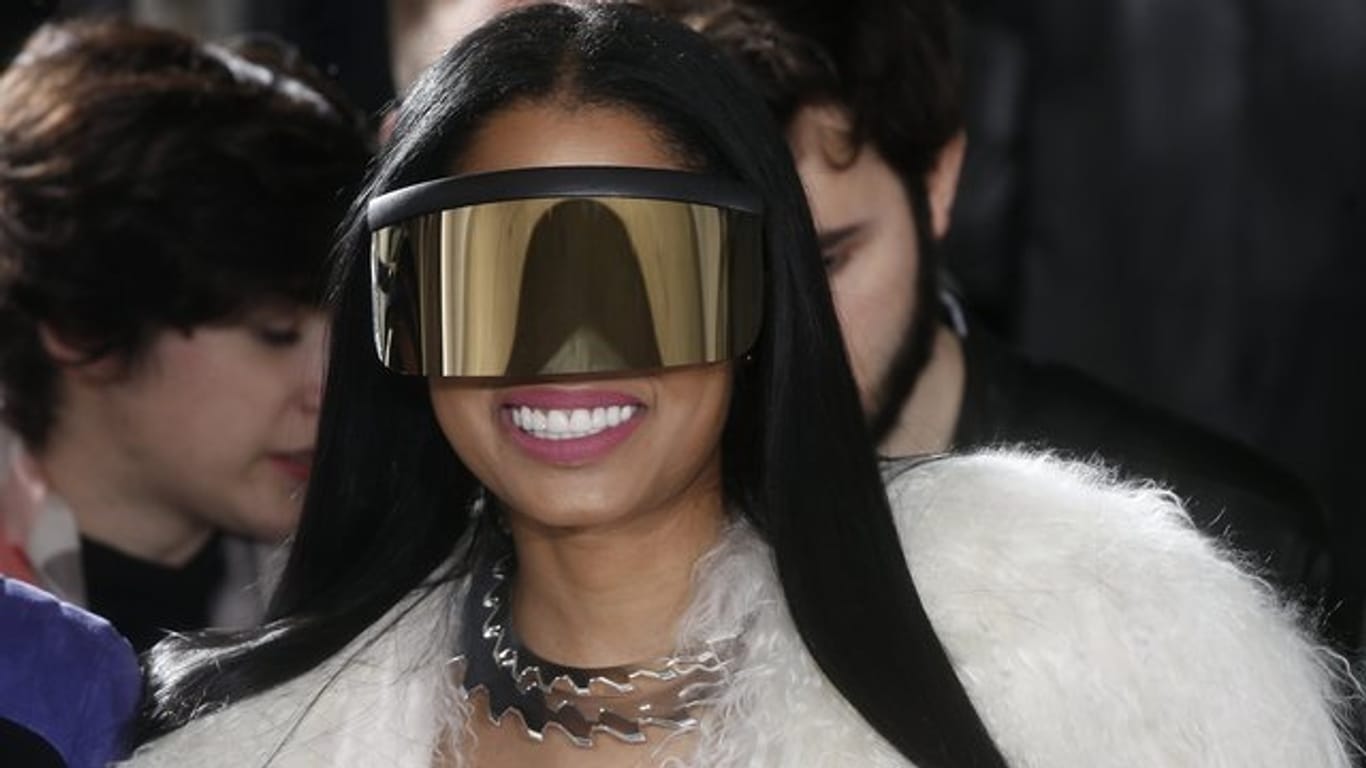 Nicki Minaj in Paris mit extravaganter Brille bei der Show eines Designers.