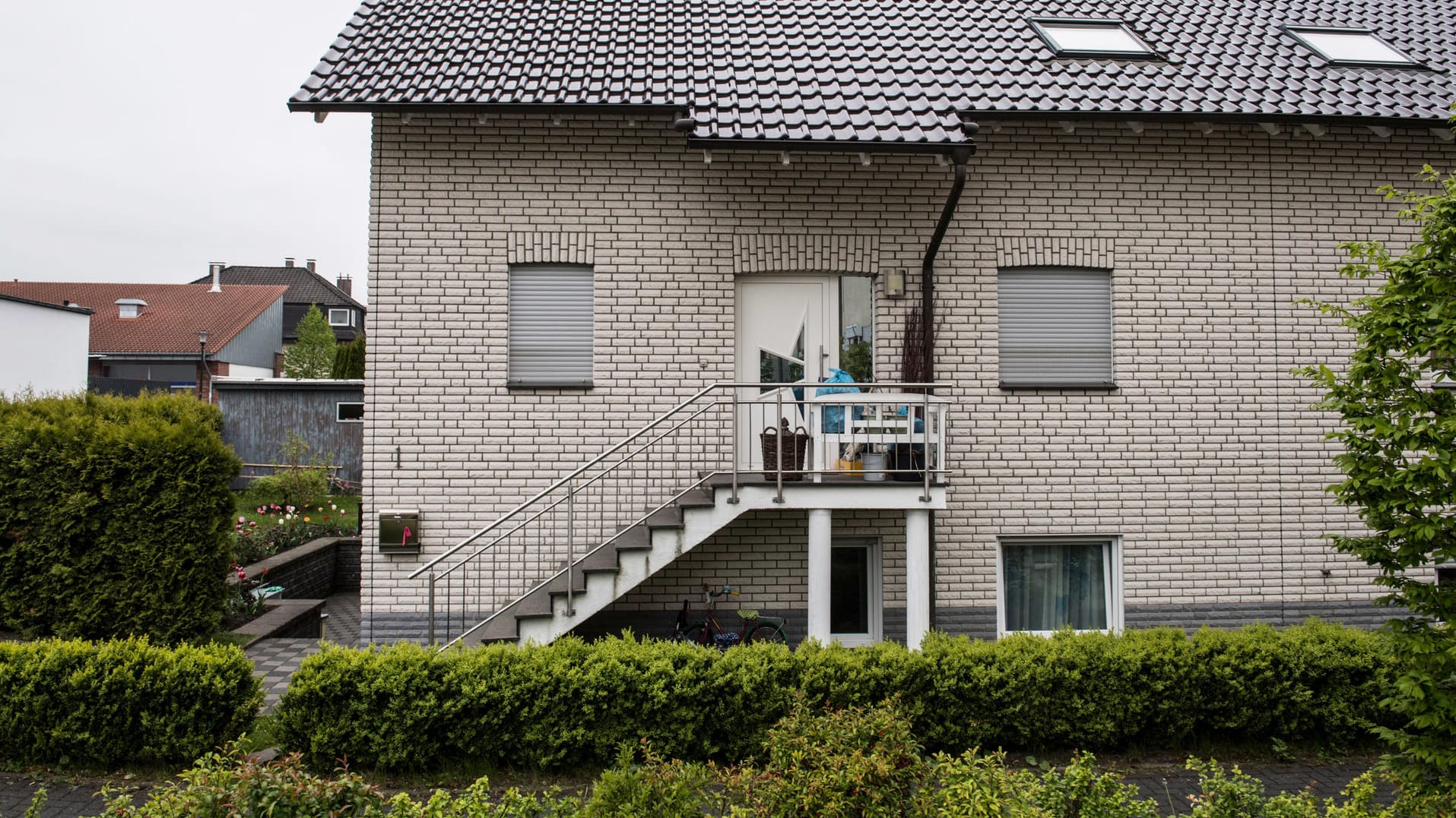 Polizisten haben in Arnsberg die Leichen einer Frau und ihrer Töchter entdeckt. Polizisten haben in Arnsberg die Leichen einer Frau und ihrer Töchter entdeckt.