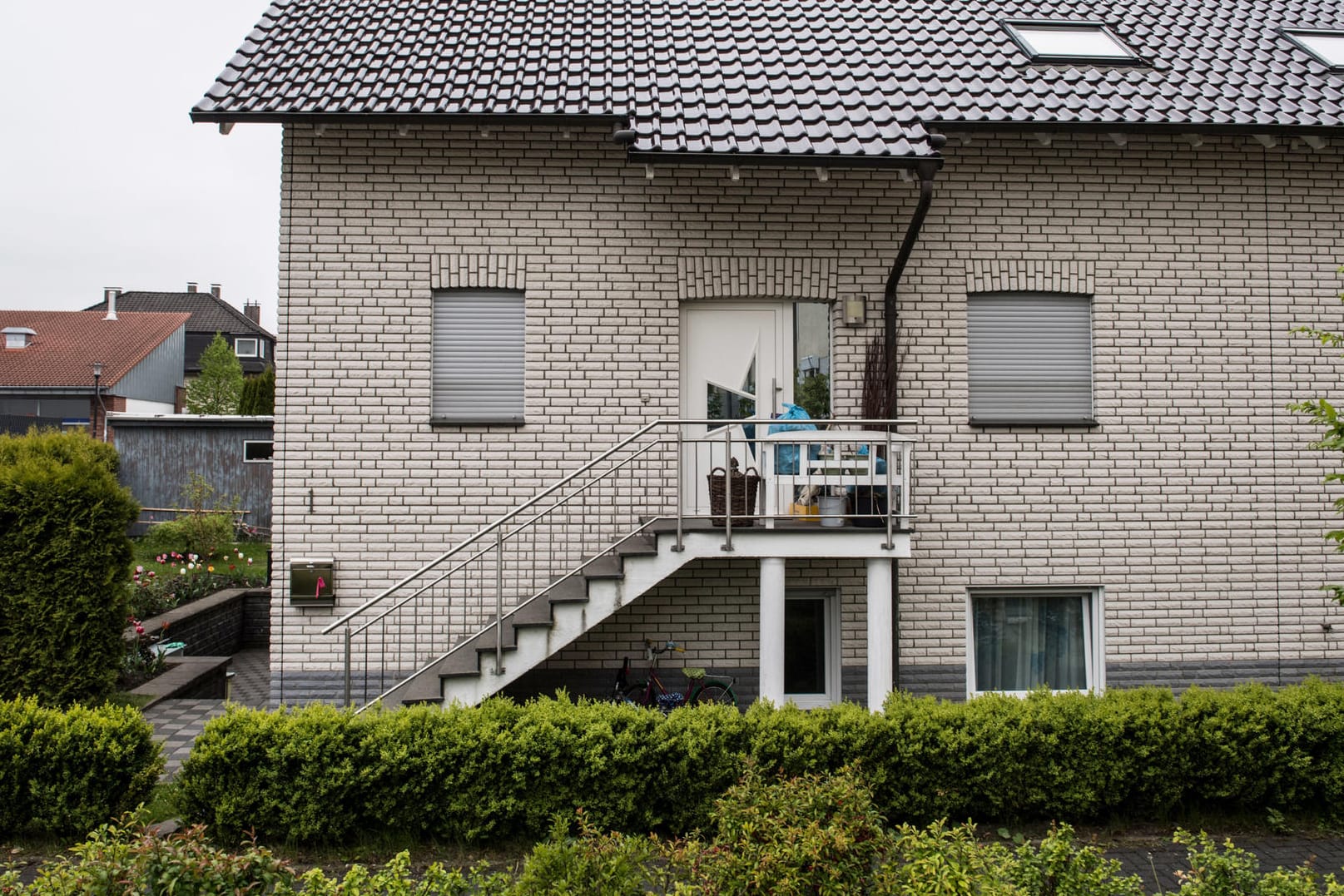 Polizisten haben in Arnsberg die Leichen einer Frau und ihrer Töchter entdeckt.