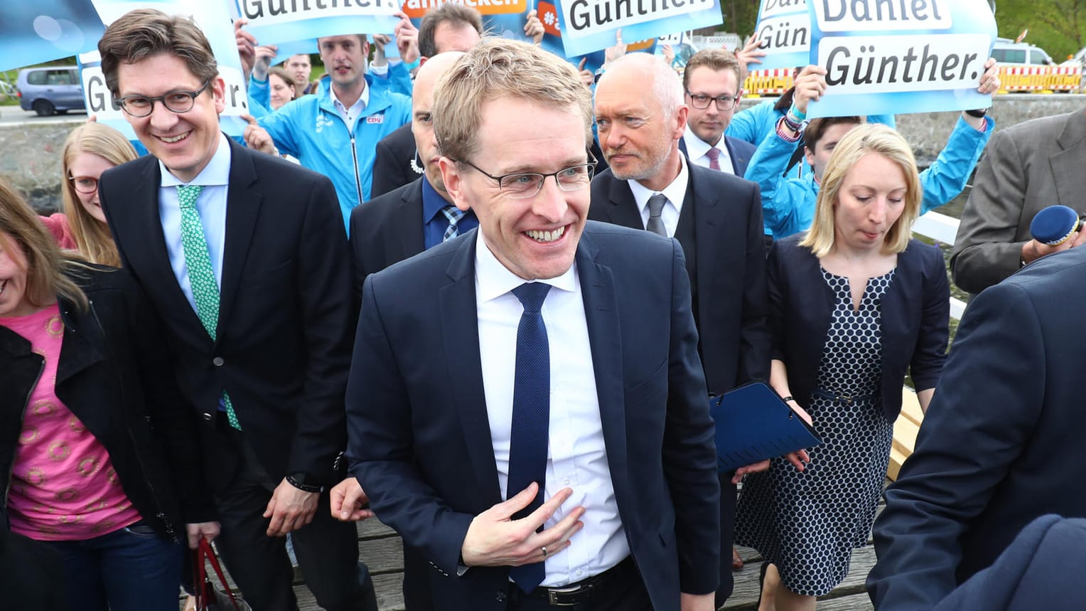 Wahlsieger und womöglich zukünftiger Ministerpräsident in Schleswig-Holstein: Daniel Günther (CDU) lässt sich auf dem Weg zur Wahlparty der CDU feiern. Wahlsieger und womöglich zukünftiger Ministerpräsident in Schleswig-Holstein: Daniel Günther (CDU) lässt sich auf dem Weg zur Wahlparty der CDU feiern.