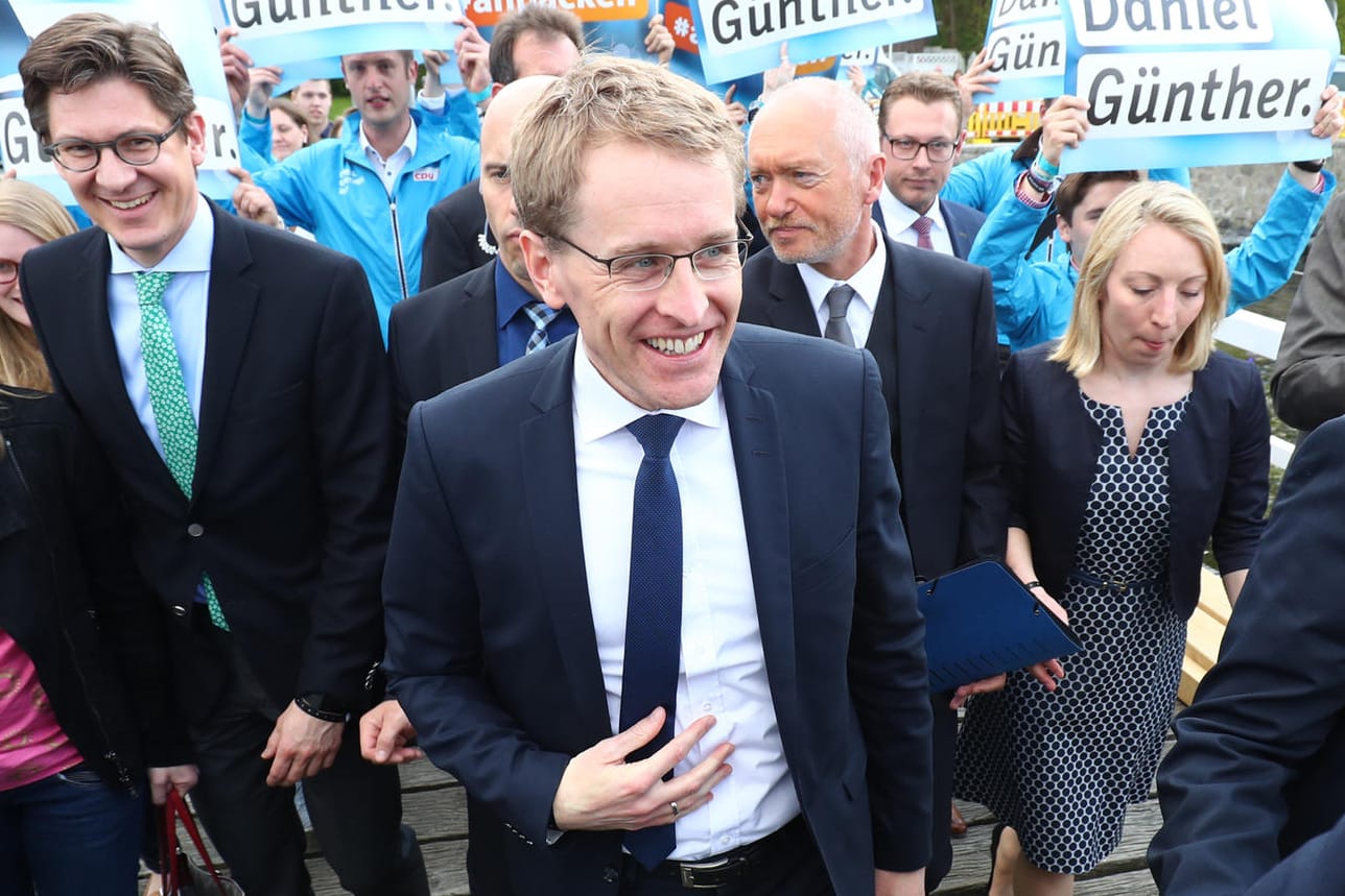 Wahlsieger und womöglich zukünftiger Ministerpräsident in Schleswig-Holstein: Daniel Günther (CDU) lässt sich auf dem Weg zur Wahlparty der CDU feiern.