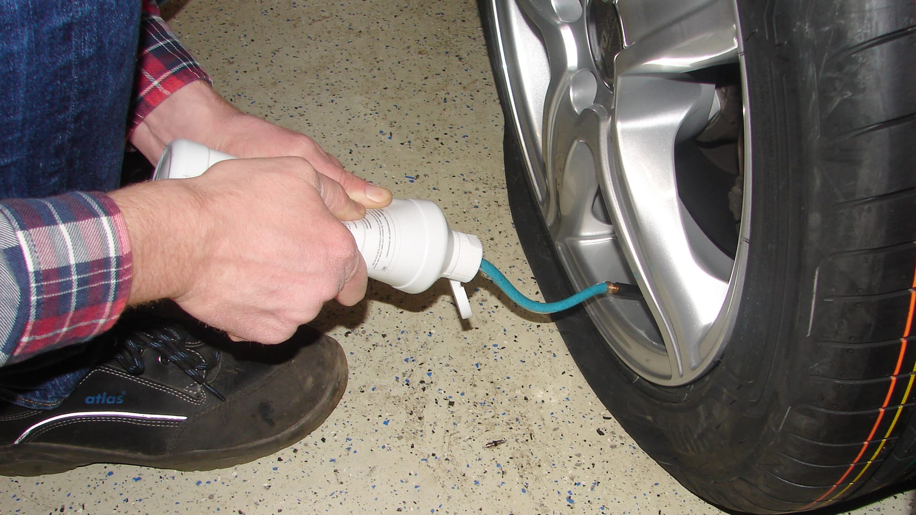 Reifenpanne: Reparatur-Kits Acht Test im unter Druck