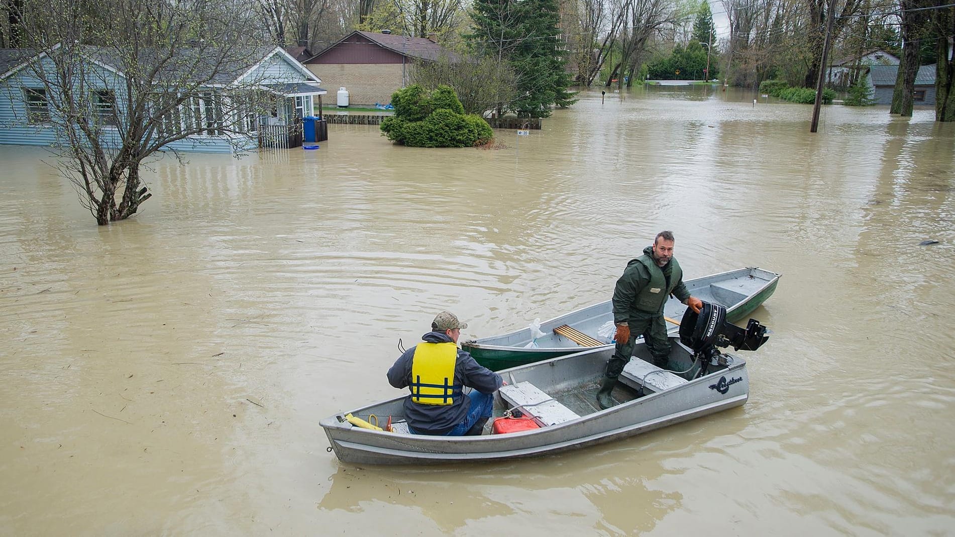Eine überschwemmte Strasse in Rigaud ist nun nur mit einem Boot passierbar.
