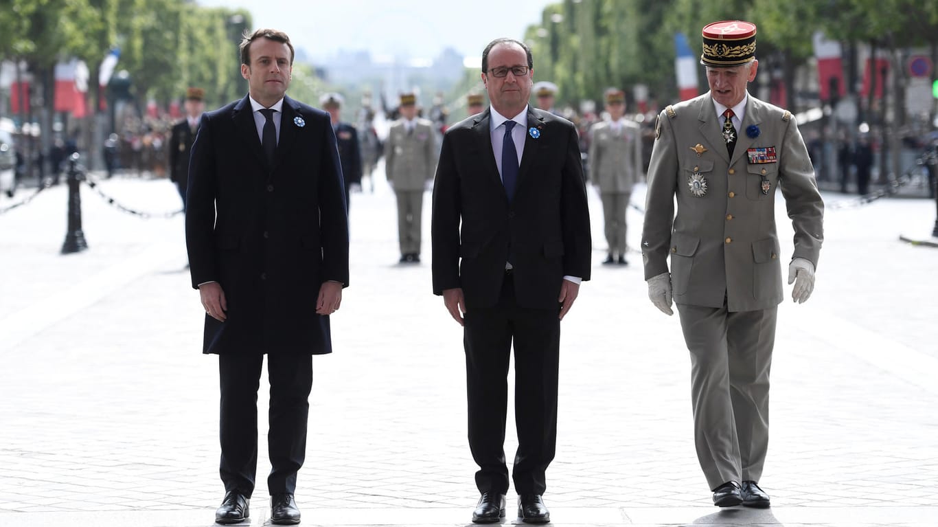 Der künftige französische Präsident Emmanuel Macron und Amtsinhaber François Hollande haben gemeinsam an das Ende des Zweiten Weltkriegs vor 72 Jahren erinnert.