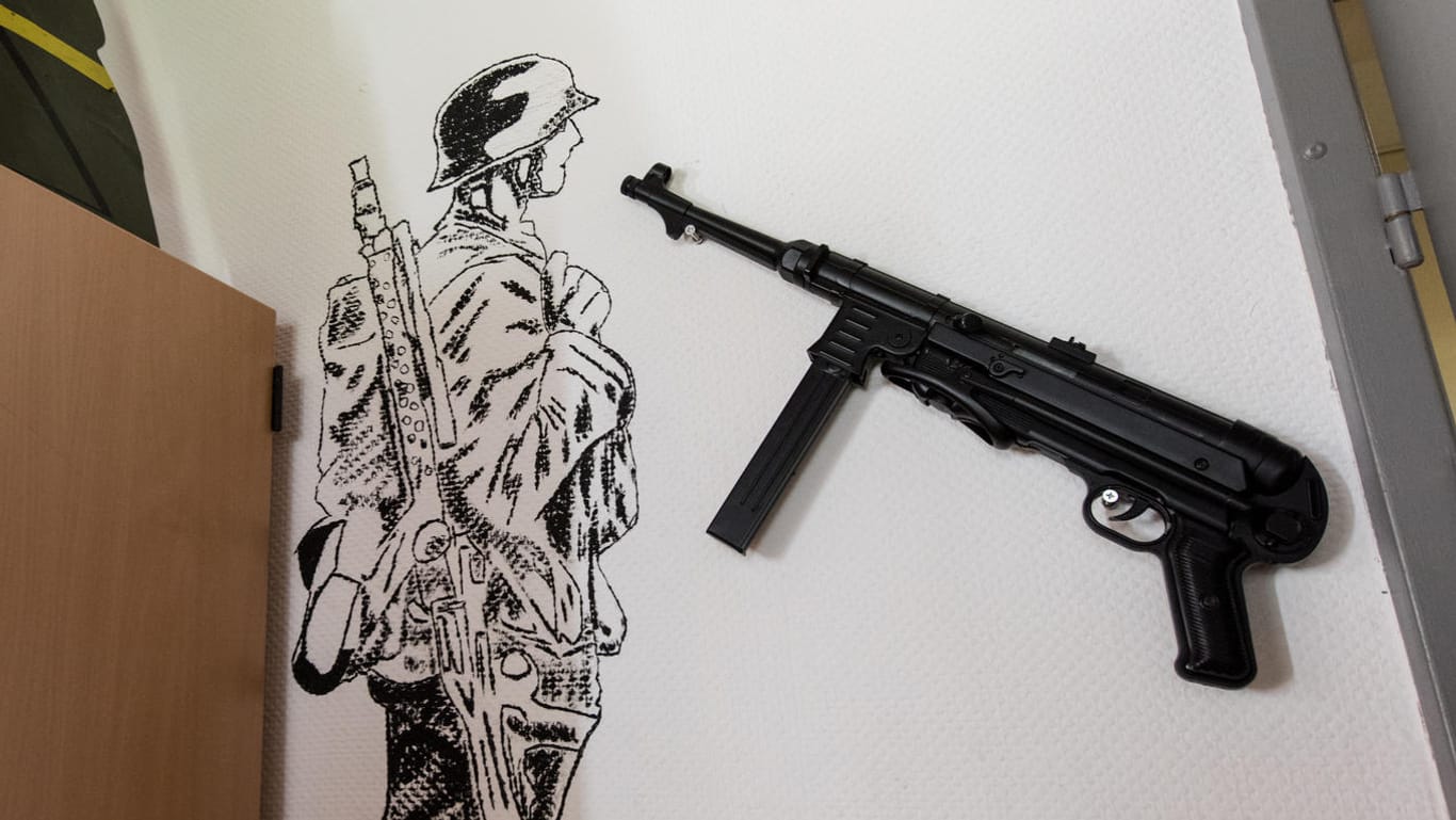 Die Zeichnung eines Wehrmachtssoldaten und eine Maschinenpistole aus dem Zweiten Weltkrieg in einer Bundeswehr-Kaserne.